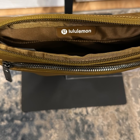 Lululemon City Adventurer Crossbody Bag 2.5L - Picture 9 of 11